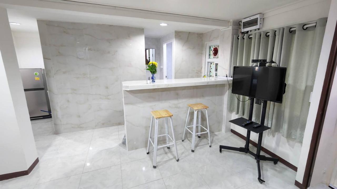 Apartment A4 Dindaeng Bangkok Bagian luar foto